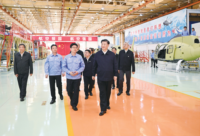 2023年10月10日至13日，中共中央总书记、国家主席、中央军委主席习近平在江西考察。这是11日上午，习近平在景德镇市昌河飞机工业（集团）有限公司考察。 新华社记者 燕雁/摄