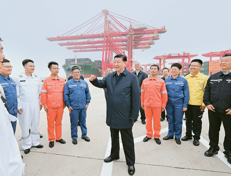2024年5月22日至24日，中共中央总书记、国家主席、中央军委主席习近平在山东考察。这是22日下午，习近平在日照港亲切慰问港口科技工作者、运营人员、航运人员。 新华社记者 谢环驰/摄
