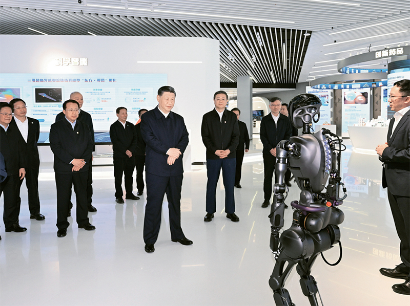 2023年11月28日至12月2日，中共中央总书记、国家主席、中央军委主席习近平在上海考察。这是11月28日下午，习近平在浦东新区张江科学城参观上海科技创新成果展。 新华社记者 谢环驰/摄