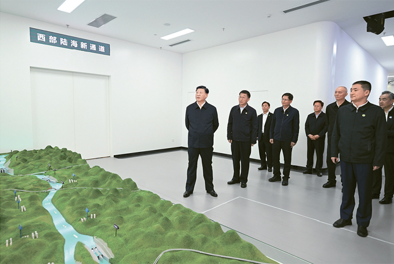 2023年12月14日至15日，中共中央总书记、国家主席、中央军委主席习近平在广西考察。这是14日上午，习近平在南宁市考察中国—东盟信息港股份有限公司，结合平陆运河沙盘听取西部陆海新通道骨干工程建设汇报。 新华社记者 谢环驰/摄